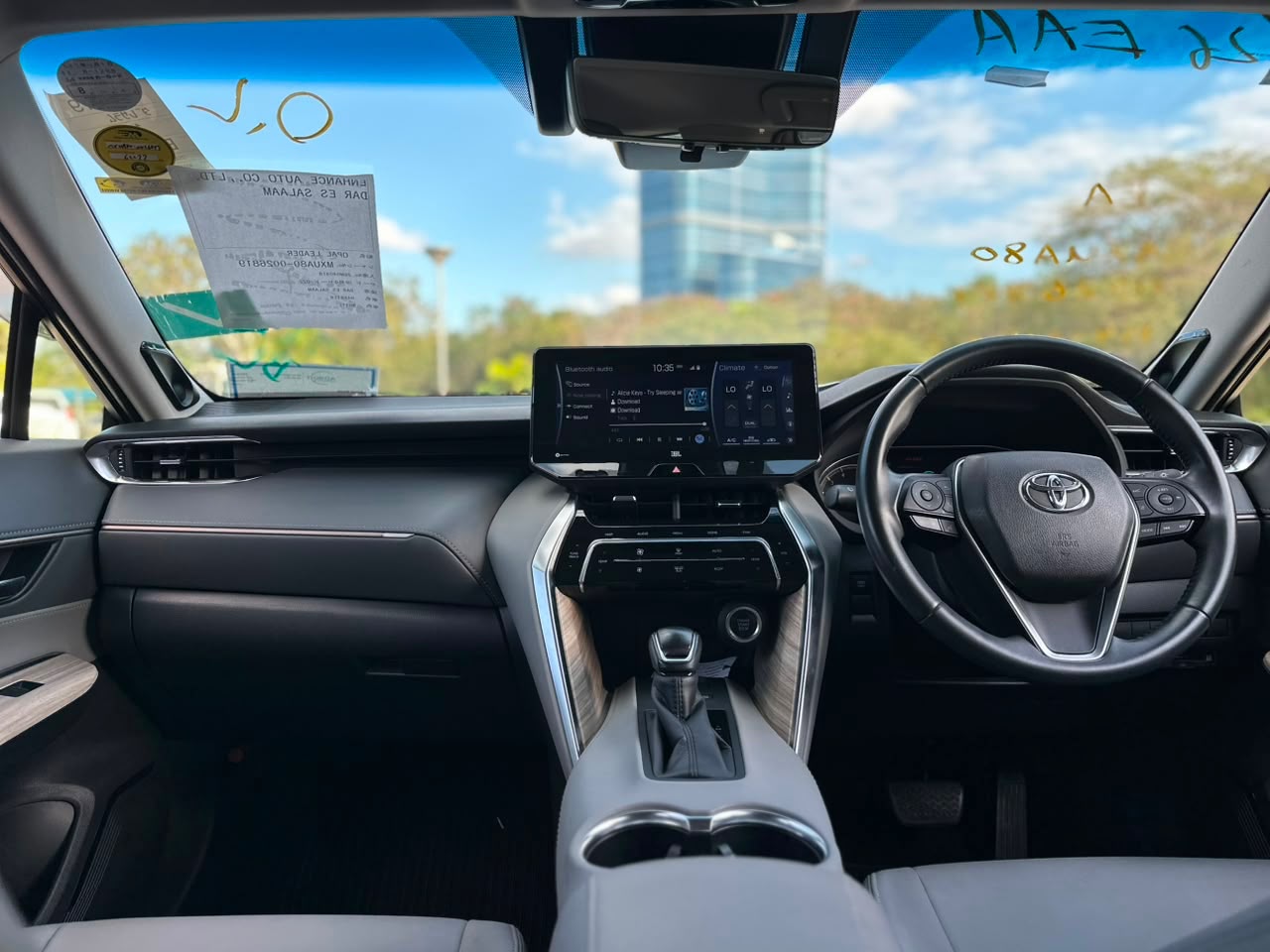 Toyota Harrier thumbnail 4